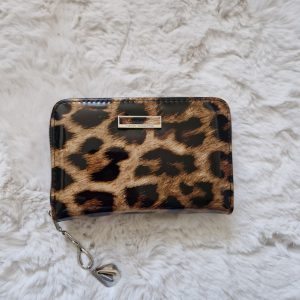 Romina&Co. leopárdmintás női pénztárca – sötét mintás kompakt tárca (9×14 cm)