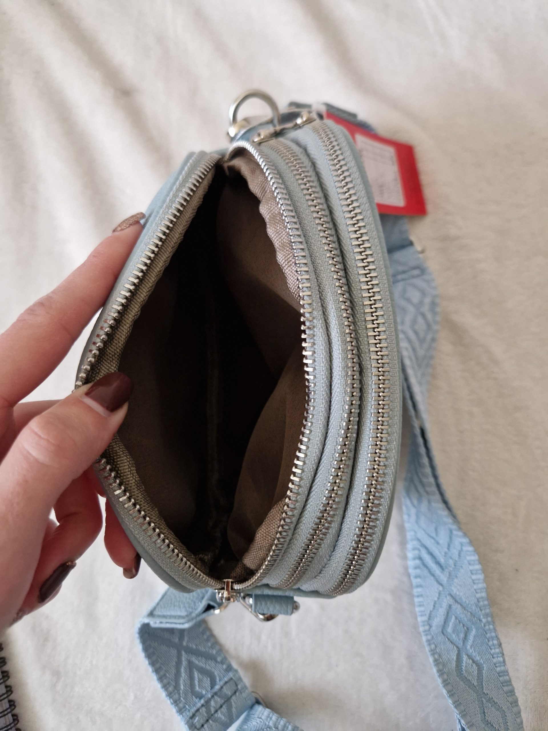 Kompakt női crossbody táska széles pánttal – elegáns mini válltáska több színben - Image 4