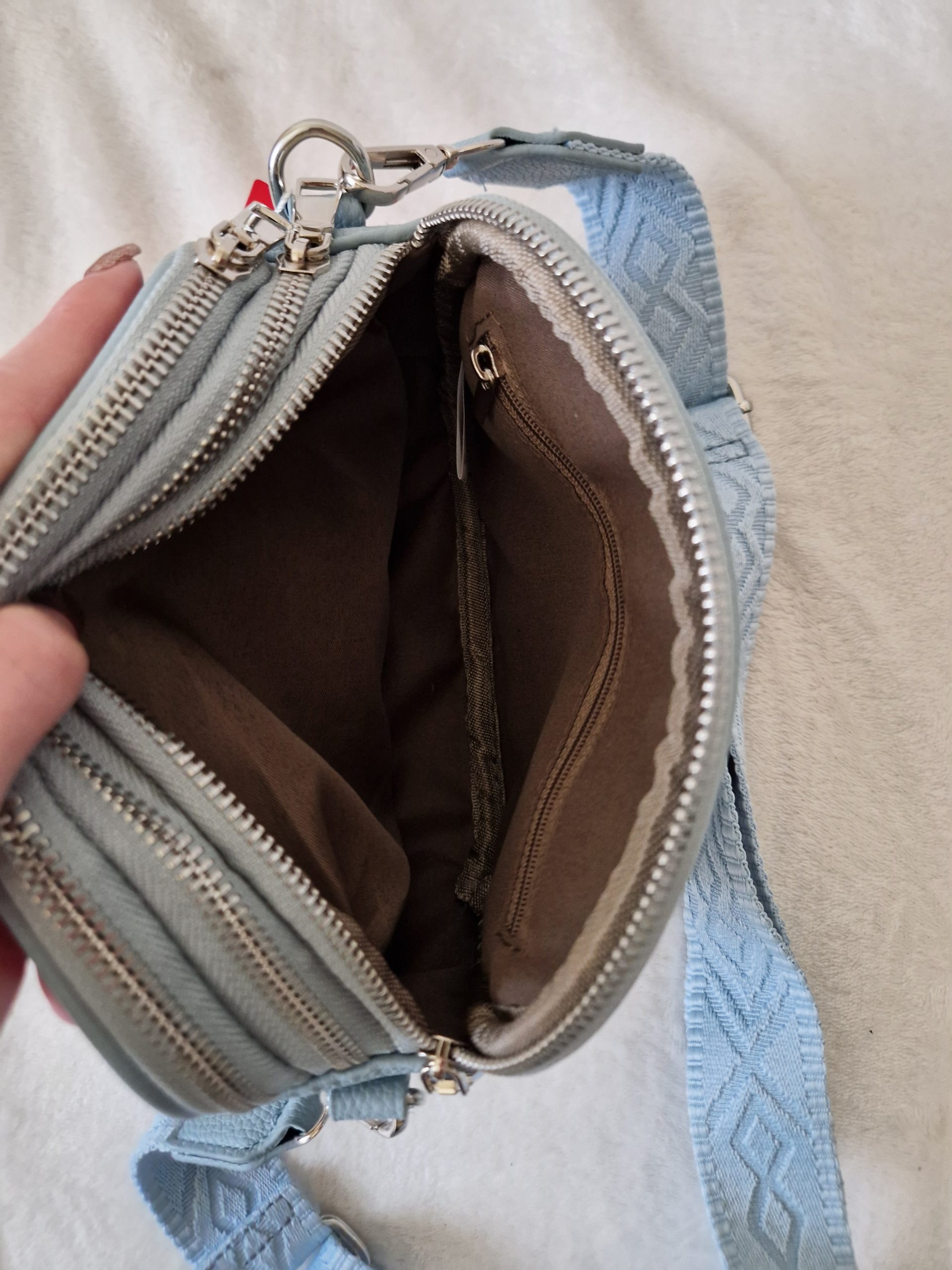 Kompakt női crossbody táska széles pánttal – elegáns mini válltáska több színben - Image 5