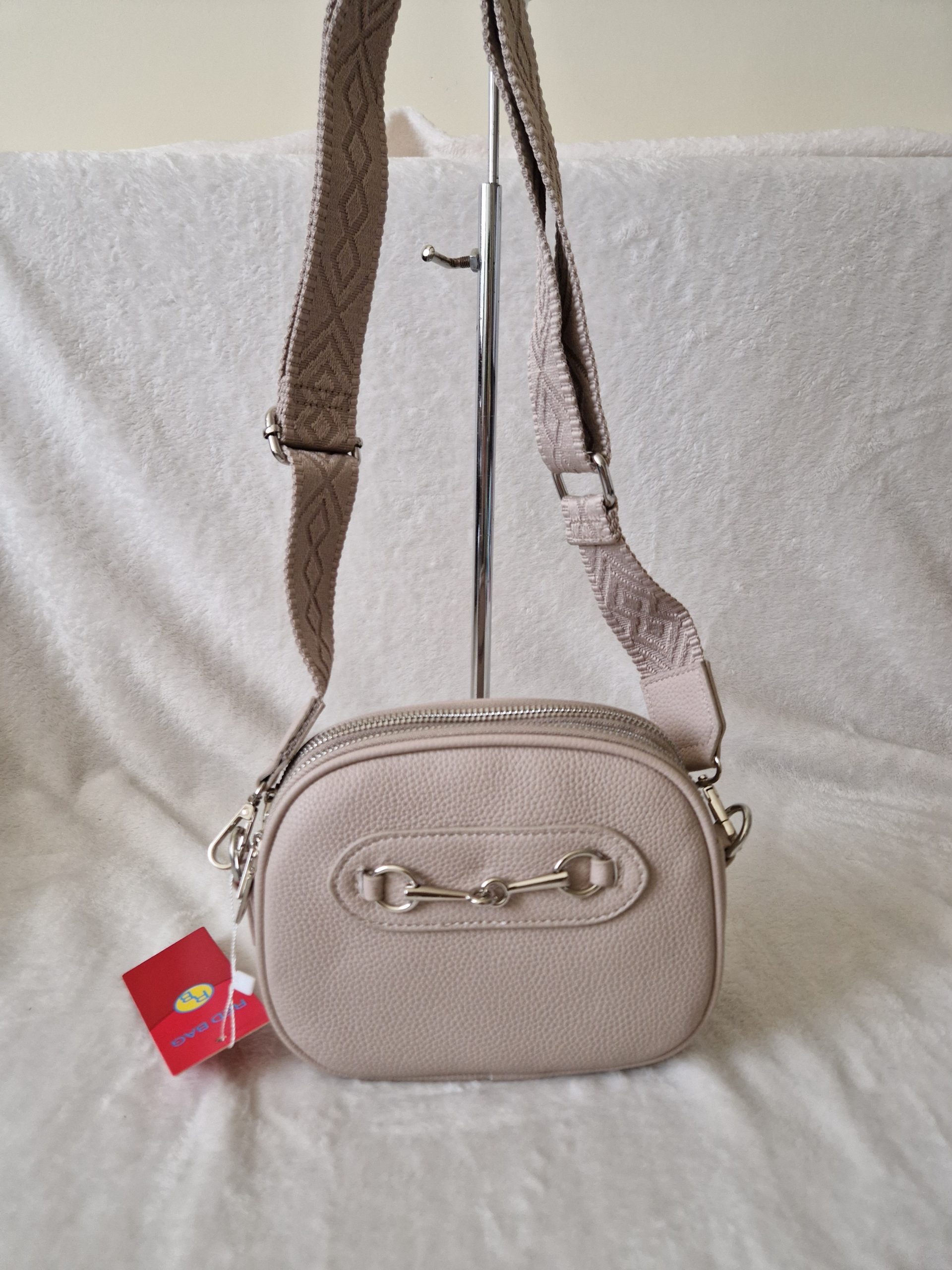 Kompakt női crossbody táska széles pánttal – elegáns mini válltáska több színben - Image 7