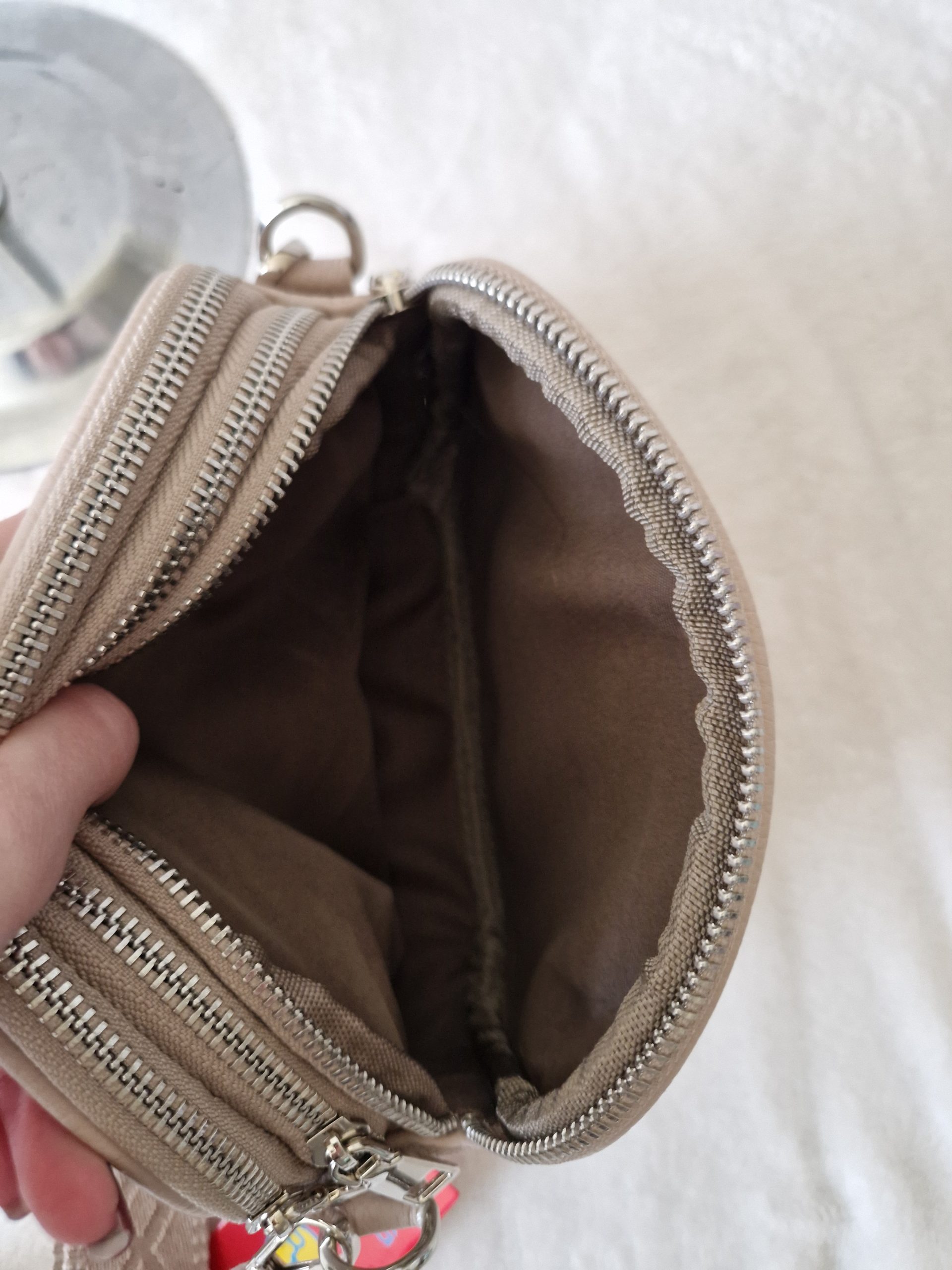 Kompakt női crossbody táska széles pánttal – elegáns mini válltáska több színben - Image 9