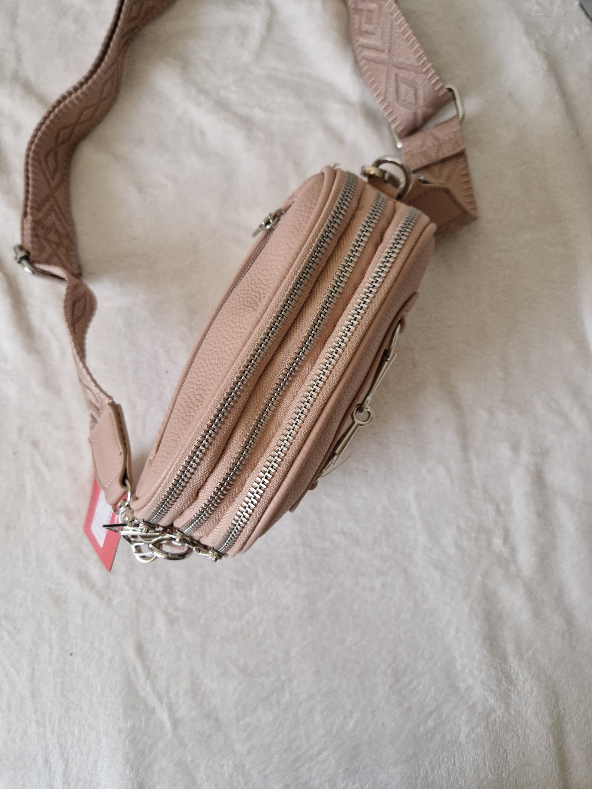 Kompakt női crossbody táska széles pánttal – elegáns mini válltáska több színben - Image 11