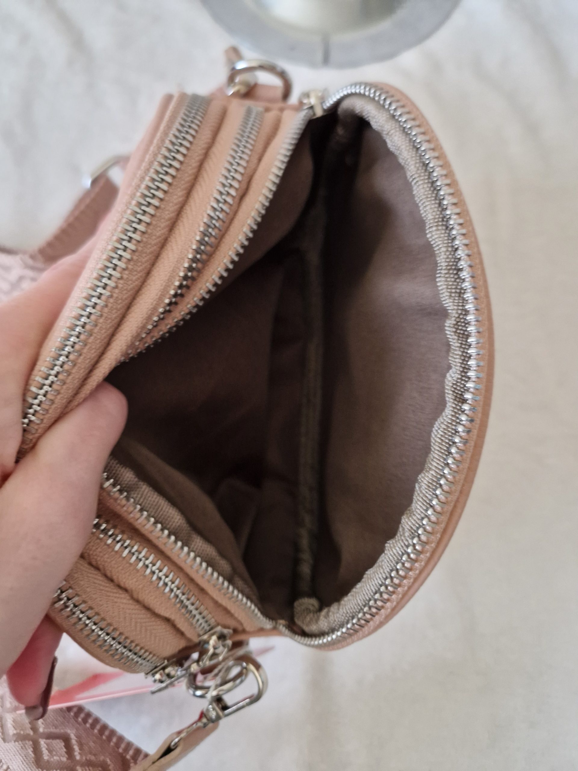 Kompakt női crossbody táska széles pánttal – elegáns mini válltáska több színben - Image 14