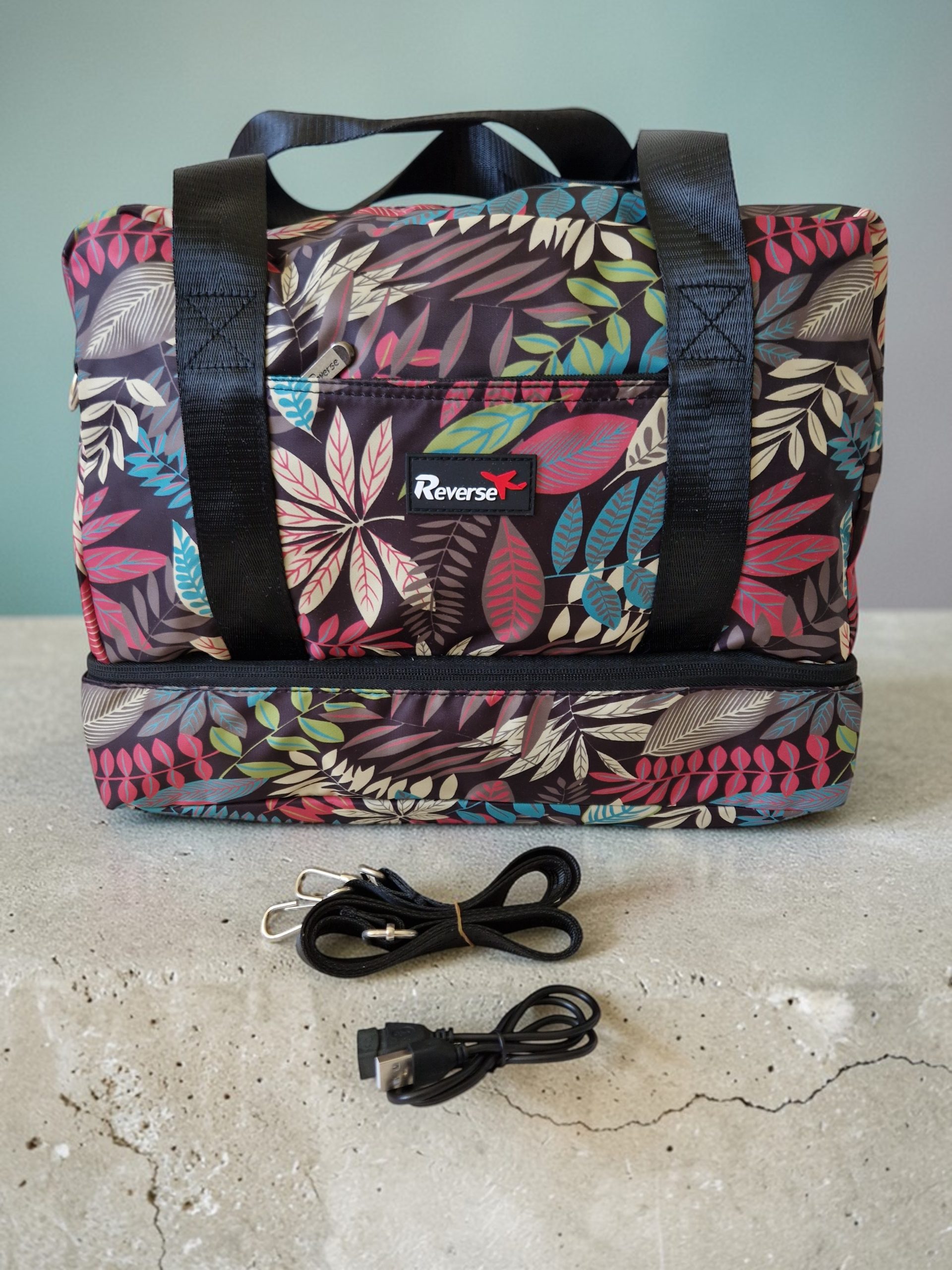 Reverse mintás kézipoggyász 30x40x15 cm – könnyű, repülőre felvihető utazótáska USB csatlakozóval